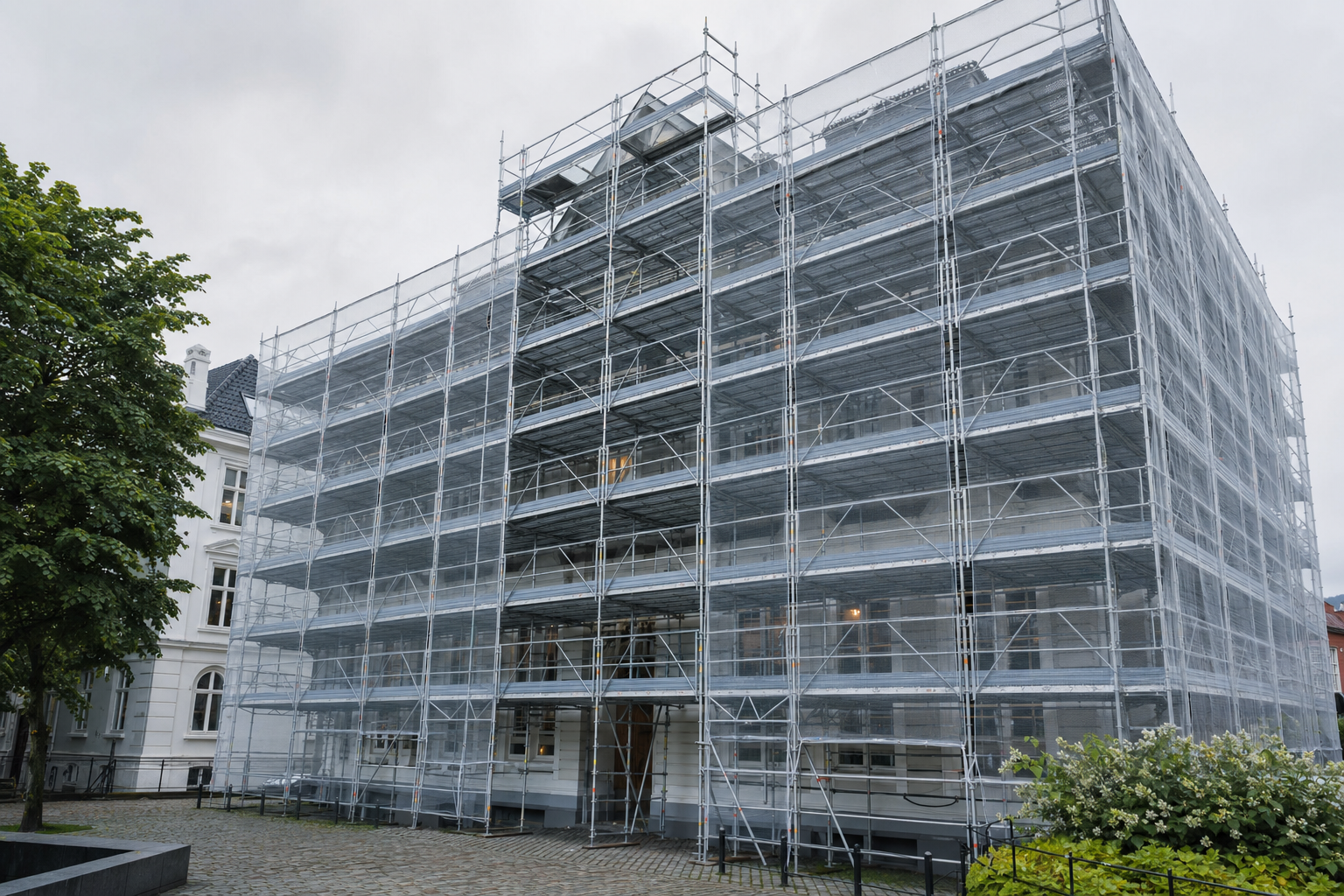 Komplett stillas montert rundt en fasade under renovering i Bergen
